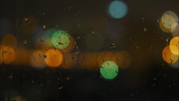 市区夜间雨点落在窗上的图像 — 图库视频影像