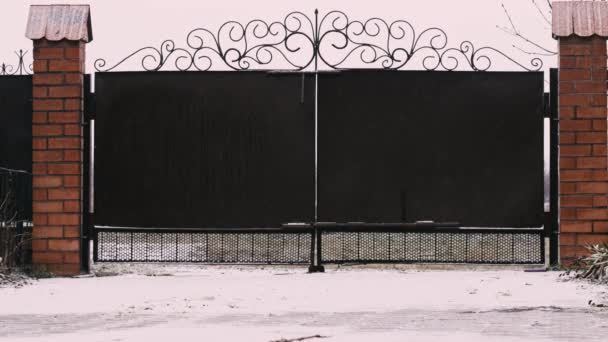 Portão de metal velho em uma casa de campo durante a primeira neve — Vídeo de Stock