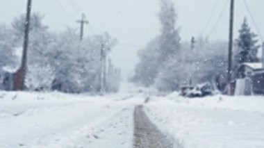 köy boş sokak sakin karlı havalarda sırasında. Beton sütunlar