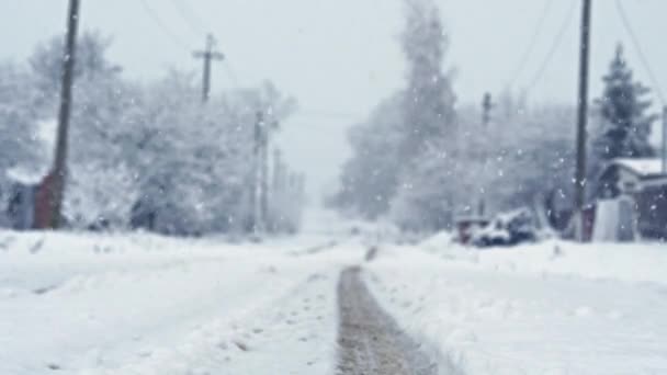 Byn tomma gatan under lugnt snöiga väder. Betongpelare — Stockvideo