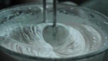 Hamur kırbaçlanan bir karıştırıcı ile test hazırlanması