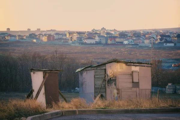 부자와 가난한 건축, 가난 하 고 풍부한 개념, 판 잣 집과 민간 부문 사이의 차이의 대비 로열티 프리 스톡 이미지