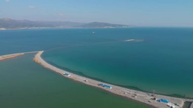 Park, liman, plaj, dağlar ile şehir görüntüleri. , Novorossiysk, sucuk Spit Ariel görünümü.
