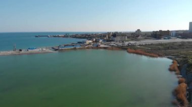 Park, liman, plaj, dağlar ile şehir görüntüleri. Novorossiysk, Rusya Ariel görünümü. Drone 'dan shhoting