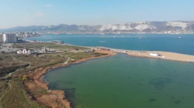 Park, liman, plaj, dağlar ile şehir görüntüleri. Novorossiysk, Rusya Ariel görünümü. Drone 'dan shoting