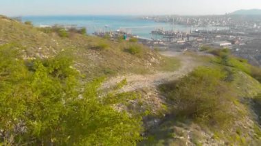 bir dağ üzerinde oturan bir turist quadrocopter helikoptere ihtiyacım var, bir drone Novorossiysk Limanı, Novorossiysk şehir, Rusya, çimento Bay çekim.