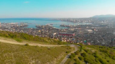 Novorossiysk şehrinin 4k görüntüleri. drone çekim, kamera hareketi ileri. Bir yükseklikten şehir çekim