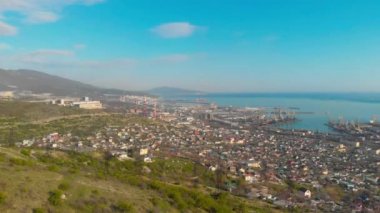bir dağ üzerinde oturan bir turist quadrocopter helikoptere ihtiyacım var, bir drone Novorossiysk Limanı, Novorossiysk şehir, Rusya, çimento Körfezi 'nden çekim. Gemi yaprakları liman.
