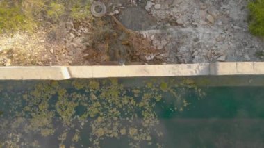 küçük bir baraj boyunca geçiş, dağlarda yürüyüş. Izleme.