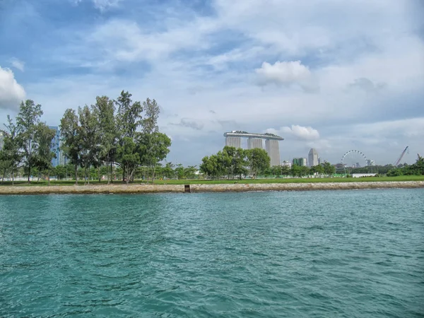 Singapore - 25. Mai 2016 - ein kleiner und überfüllter Staat Südostasiens, berühmt für sein Essen und seine Skyline — Stockfoto