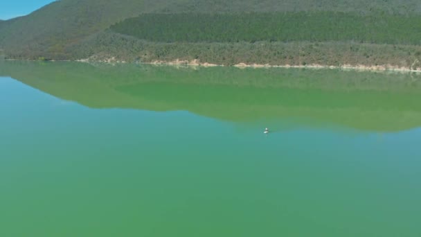 Ein Mann Einem Kajak Schwimmt Einem See Mit Einer Grünen — Stockvideo