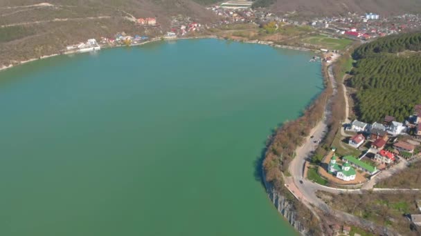Chiesa Sulla Riva Del Lago Abrau Colpita Dal Drone Bellissimo — Video Stock