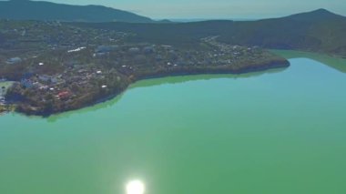 Yaz aylarında Abrau-Durso şaraphane ve dolgu. Sahildeki köy sakin, mavi gökyüzü. Drone ile filme. Güzel bir yaş. Panorama göl Abrau
