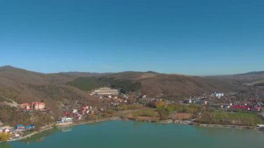 Yaz aylarında Abrau-Durso köyü. Sahildeki köy sakin, mavi gökyüzü. Drone ile çekim