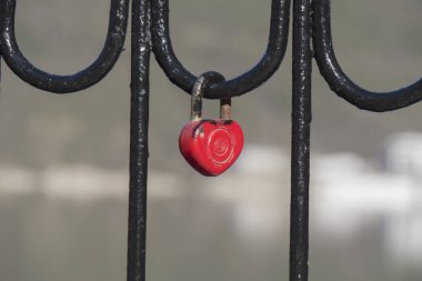 Kalp şeklinde aşk asma kilidi. Köprüde kalp şeklinde kilit