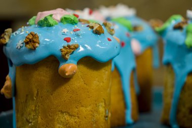 Karmaşık bir kompozisyonu, güzel manzarası, kurumuş meyveleri, hareketi, elleri olan karanlık bir arkaplanda Paskalya pastası.