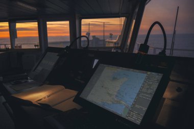 Ecdis ve Köprü Kütük defteri ile modern gemide wheelhouse