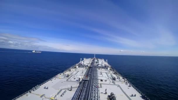 İnsanlar güneşli havalarda güvertede çalışırken bir petrol tankeri yatlar, gemiler arasında yüzer. Bir gemiyi diğerinden sollama — Stok video