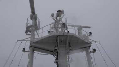 Navigasyon cihazları ve radar vericix bant ve S bant ile gemi direği