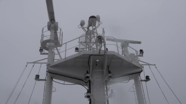 Ship mast with navigation devices and radar transmitter X band and S band — Stock Video