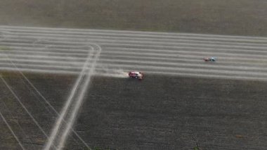 Hasat makinesi tarlada çalışıyor. Drone üst görünümü Kurutulmuş ayçiçeği alanında hasat tarım makinesi binmek birleştirin.