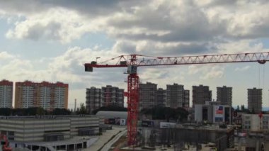 Kuş gözlü şantiye. Drone ile video çekimi. Yeni bir konut kompleksinde yeni bir ev. Şantiyenin etrafında uçuyor. Binanın çatısında çalışanlar