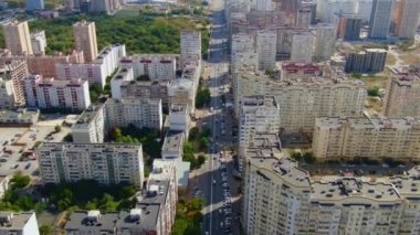 Şehir ve körfezin havadan görünümü. İnsansız hava aracı atışı. Kamera ileri doğru hareket eder ve yukarı doğru hareket eder. Yüksek trafik ve Yerleşim alanı ile sokak üzerinde Uçan