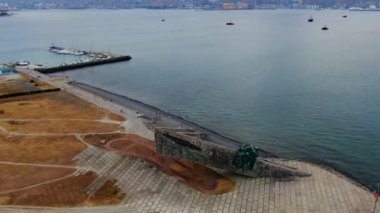 Novorossiysk İkinci Dünya Savaşı kahramanları için anıt etrafında uçan. Memorial Küçük Toprak