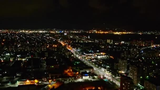 Drone disparar sobre Novorossiysk en la noche — Vídeo de stock