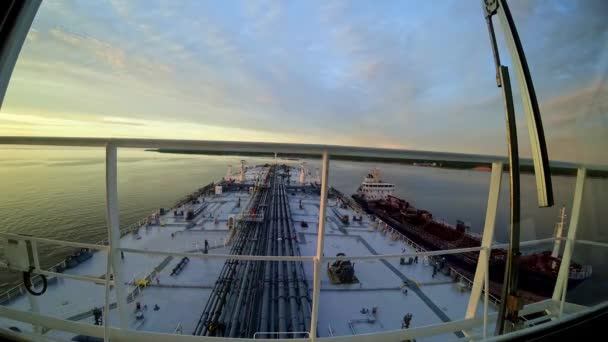 Pétrolier bunkering time lapse. Amarrage d'une péniche-bunker à un pétrolier — Video