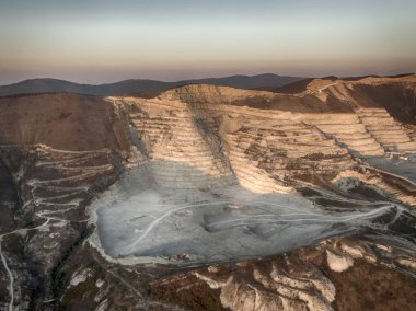 Dağlarda bir çimento fabrikası için kireçtaşı madenciliği