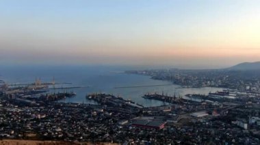 Liman şehrinin hiperlaptopları. Kamera ileri gidiyor, alacakaranlık..