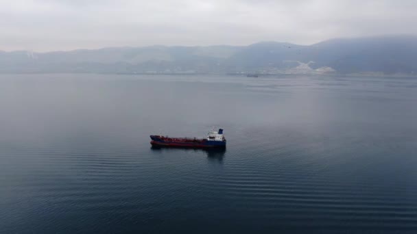 Bunker barge at cement bay in novorossiysk city waiting for orders. Drone shooting. Cloudy weather. — Stockvideo