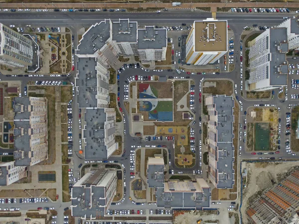 宿舍区。 地下停车场的问题，缺乏地下停车场的问题。 无人机射击 免版税图库图片