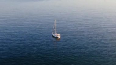 Sakin bir suda yatın havada vurulması..