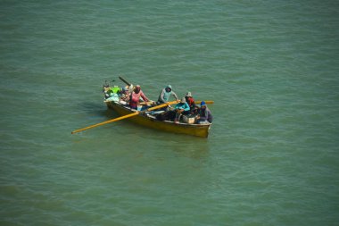 Süveyş Kanalı 'nda bir grup balıkçı