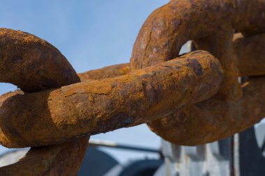 Vinçte paslı bir çapa zinciri.