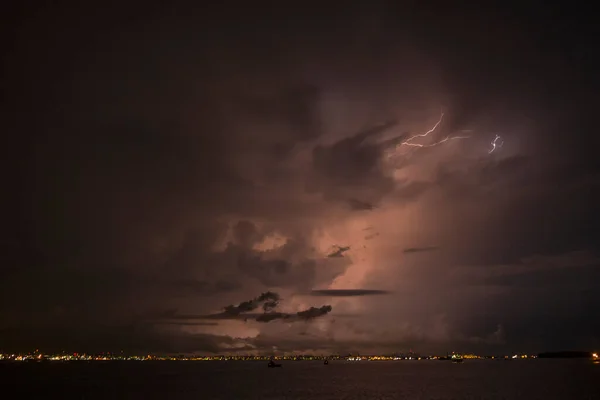 Rayo golpea a través de la nube en la chimenea de la fábrica, Singapur 2020 —  Fotos de Stock