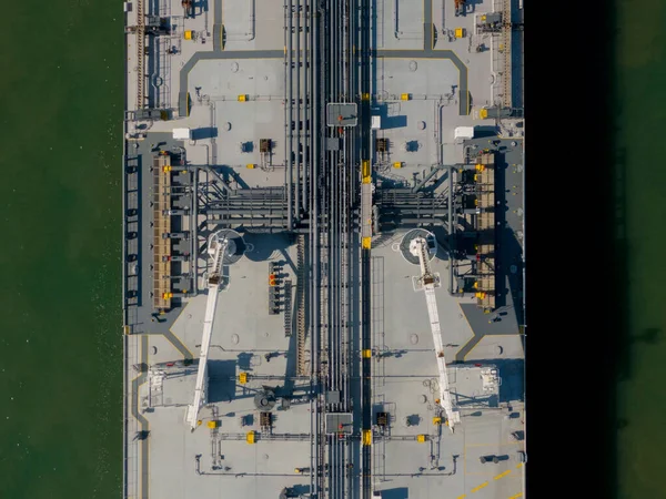 Yukarıdan hava manzaralı petrol tankeri. Vinçleri ve manifoldları olan tankerin ortası — Stok fotoğraf