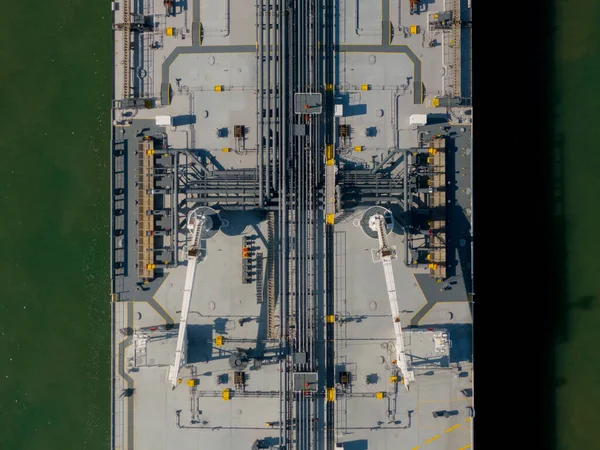 공중에서는 유조선을 위에서 내려다보고 있다. 두루미와 주름이 있는 유조선의 중간 부분 로열티 프리 스톡 이미지