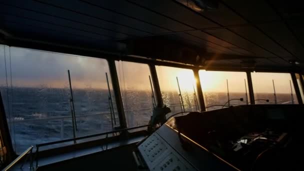 Mytí oken na navigačním můstku při západu slunce — Stock video