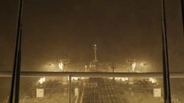 Gece demir atarken şiddetli kar fırtınası, tankerin navigasyon köprüsünden çekilmiş.