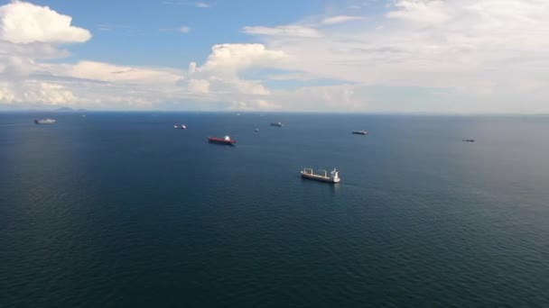 vue de dessus du mouillage par temps nuageux et ensoleillé depuis un drone, vue panoramique