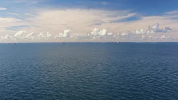 Frachtschiffe in der Entfernung von Südchina Meer, Drohnenaufnahmen von Schiffen in der Entfernung von Südchina Meer — Stockvideo