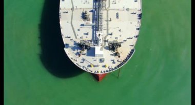 İHA Yukarıdan Aşağıya Görüntü Sunucudaki bir kargo gemisinin görüntüsü