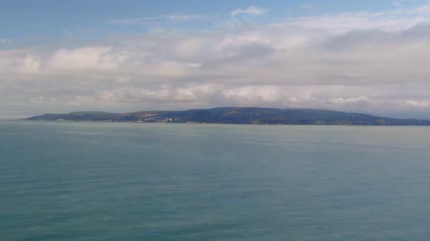 Un vol de drone au-dessus de la Manche vers l'île de Wight. Belle et claire eau. Mer calme — Video