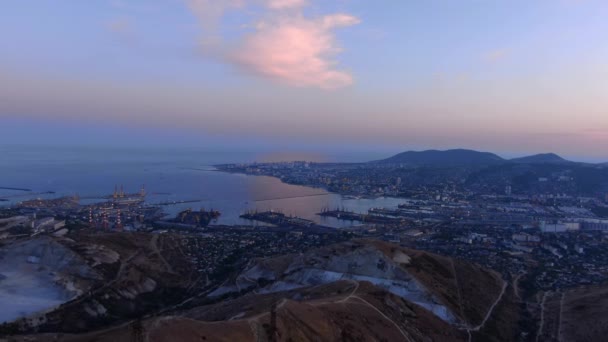 从山上俯瞰水泥湾和novorossiysk市。镜头向前移动 — 图库视频影像