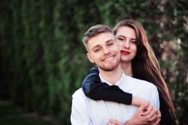 Genç ve güzel çift dışarıda yürüyor.