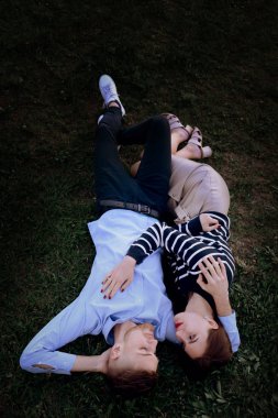 Genç ve güzel çift dışarıda yürüyor.