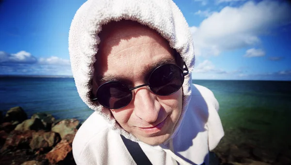 Uomo Occhiali Sole Sulla Spiaggia — Foto Stock